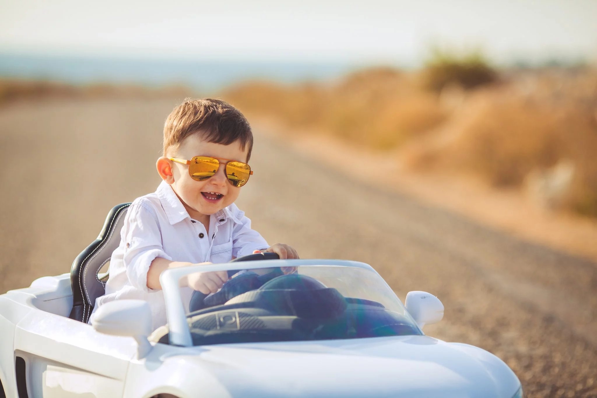 bambino che guida una macchina per bambini