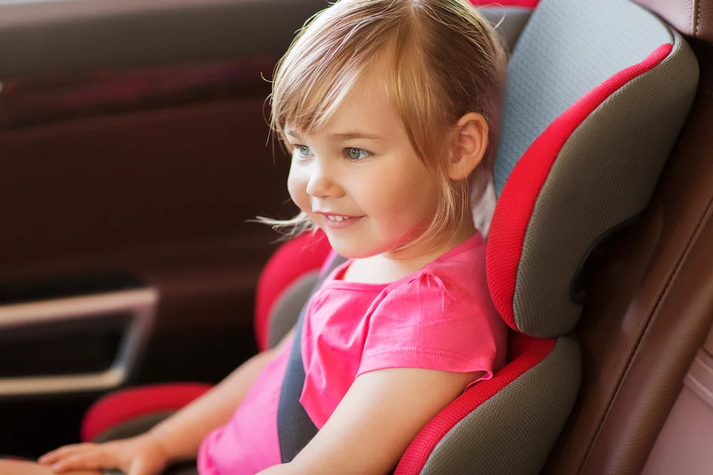 bambina in un seggiolino