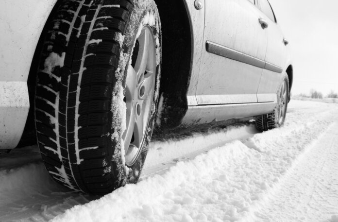 Auto con cerchi in alluminio durante l'inverno